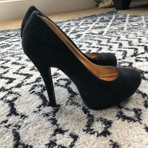 Black suede platform pumps